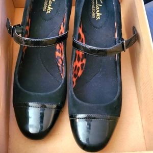 Clarks  black  shoes size 9½ M New